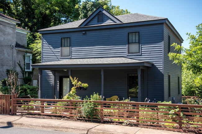 Photo - 318 Oak Street