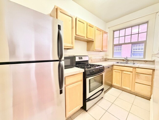 Building Photo - Charming 2nd Floor 1-Bed Condo in Ideal Nob Hill Location, W/S/G Included Unit 203