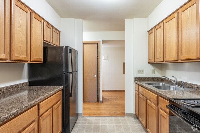 2BR, 1BA - 800SF - Kitchen
