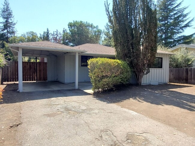 Cute Single Family Home, Newer kitchen, Ne... - Cute Single Family Home, Newer kitchen, Ne...