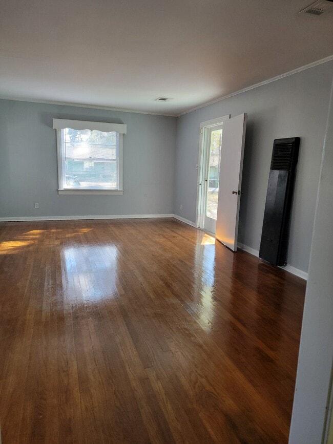 Photo - 937 W 6th St