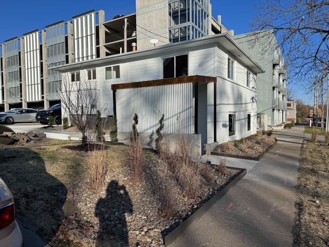 Photo - 114 E Prentiss St Apartments