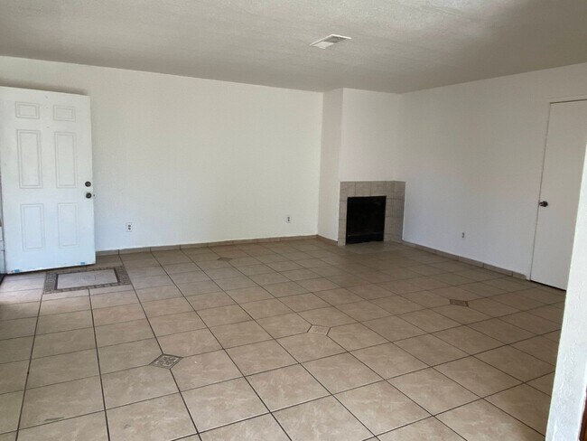 Photo - 829-831 Dundee Wy Unidad 827