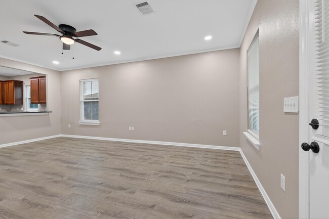 Photo - 2212 Victory Ave