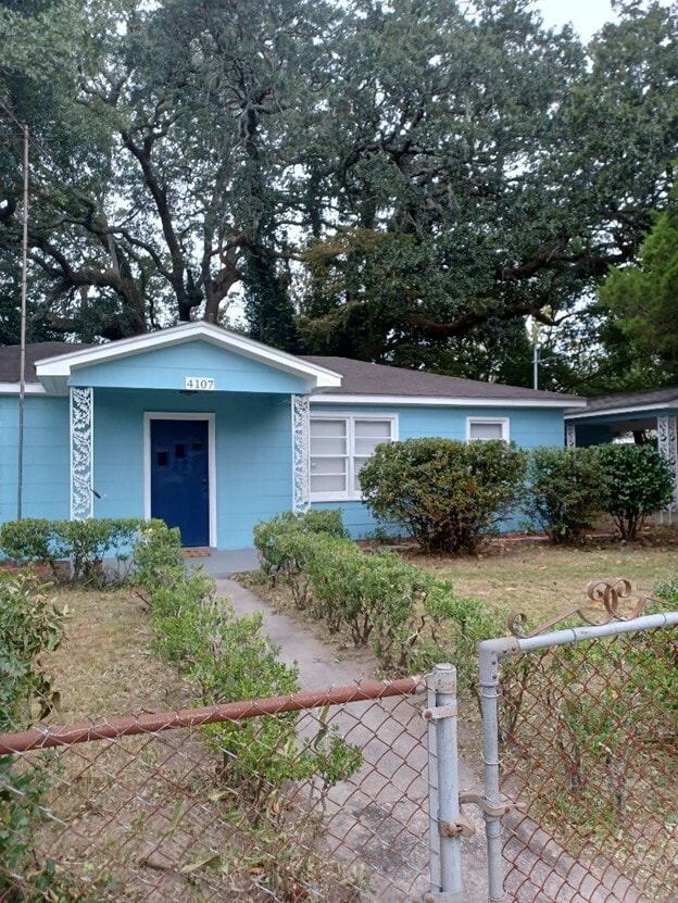 ¡Bungalow luminoso y acogedor de 2 dormitorios y 1 baño en Savannah, GA! - 4107 Crane St