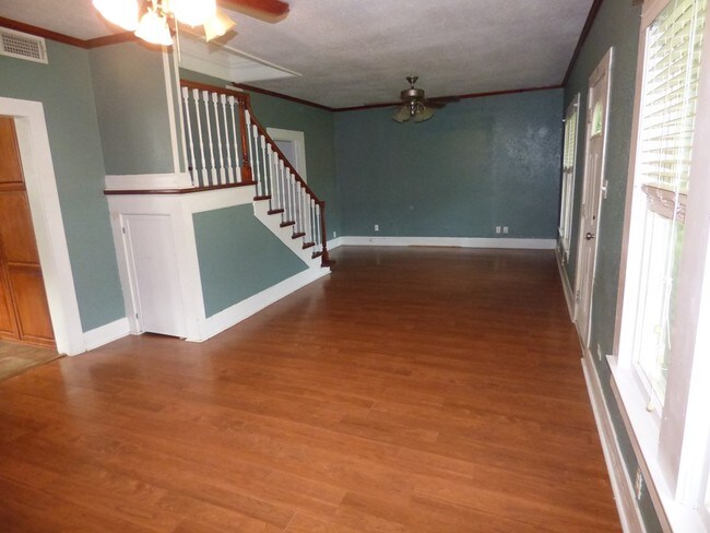 Photo - 6750 Howe St