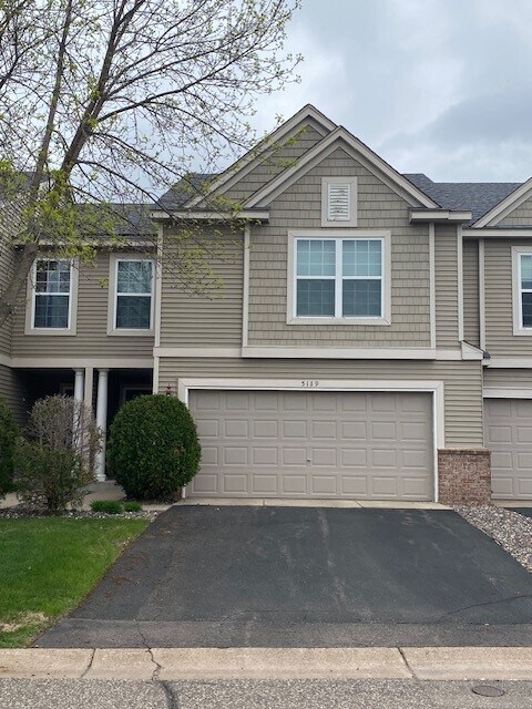 Convenient location between 35E and Hwy 61 in Hugo - 5119 Farnham Dr N Townhome
