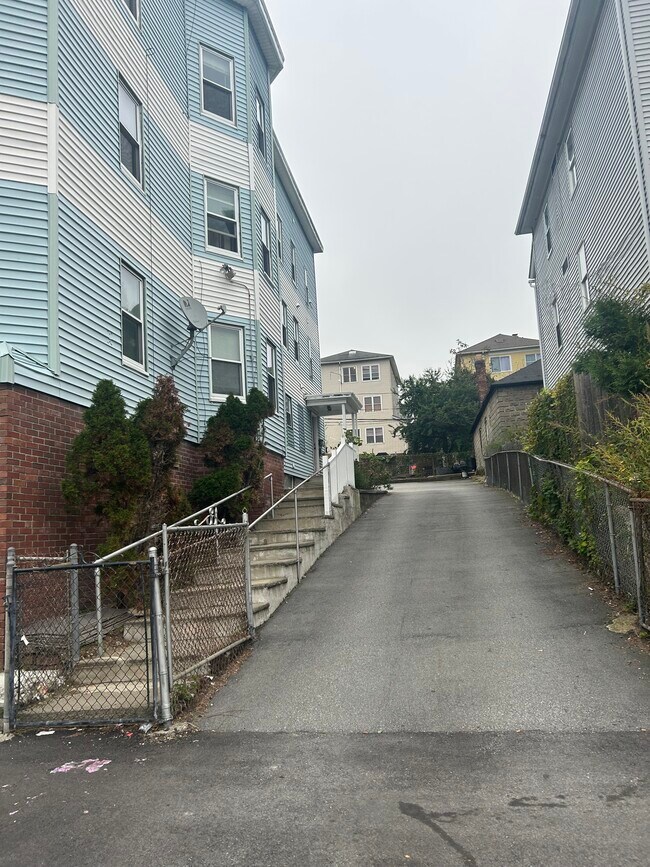 Driving way - 91 Ward St Unit 3rd floor