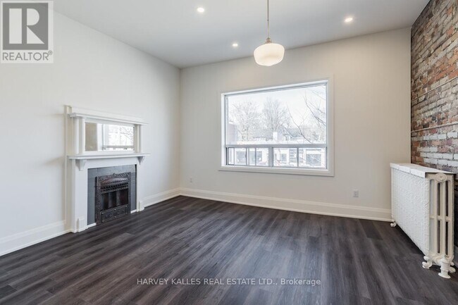 Photo - 657 St Clair Ave W