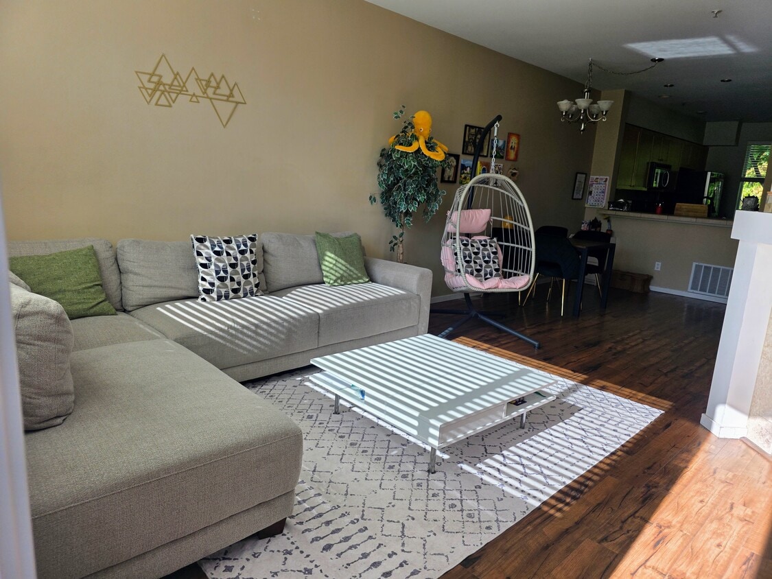 Bright Living room - 10903 124th Ave NE (Kirkland, WA)