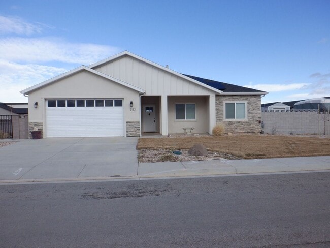 Building Photo - 3 Bed 2 bath with 2 car attached garage