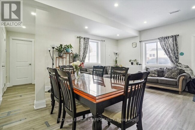 Photo - 251 King St E