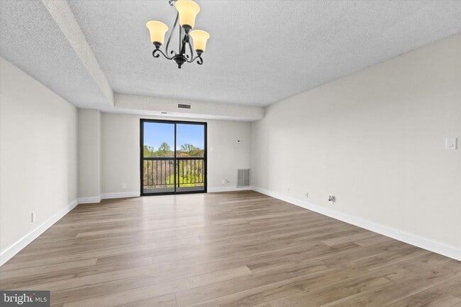 Building Photo - 3800 Powell Ln Unit 905