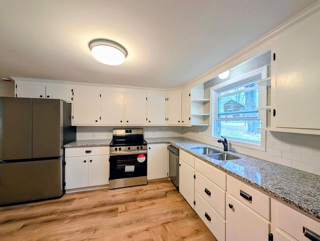 Photo - 2529 Main St