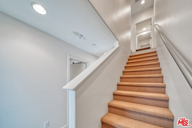 Photo - 654 N Gramercy Pl