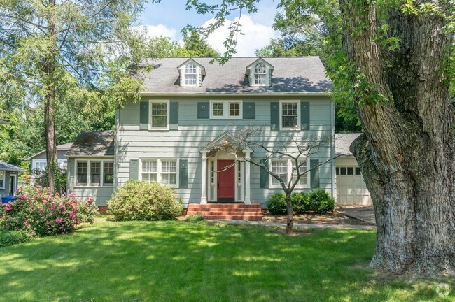 Building Photo - Beautiful Home on Beaver Lake in North Ash...