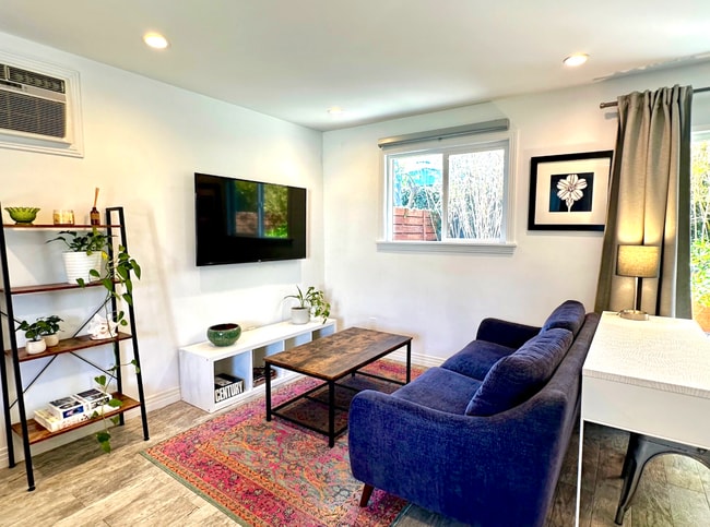 Sala de estar - 1743 S Orange Grove Ave