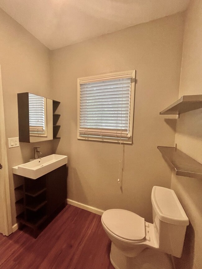 Photo - 333 W Hutchison St