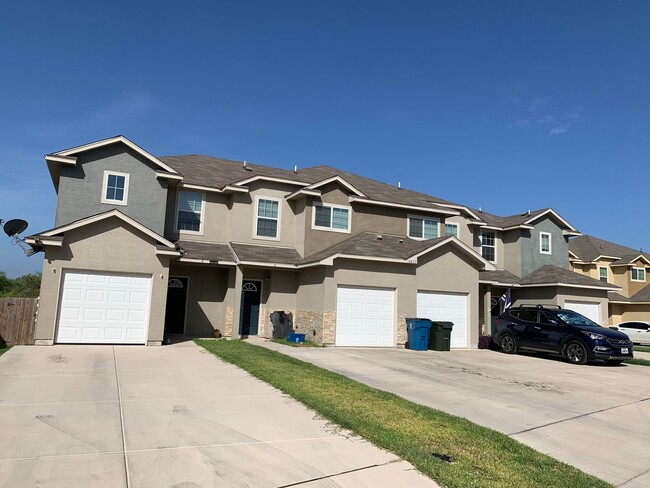 Building Photo - Town home for rent