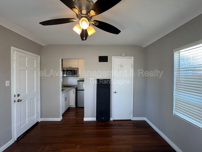 Building Photo - 10822 Ventura Blvd Unit 01