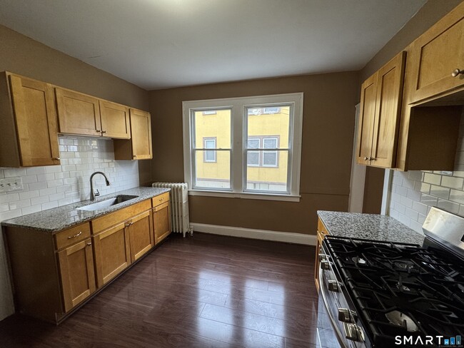 94-96-96 Thomaston St