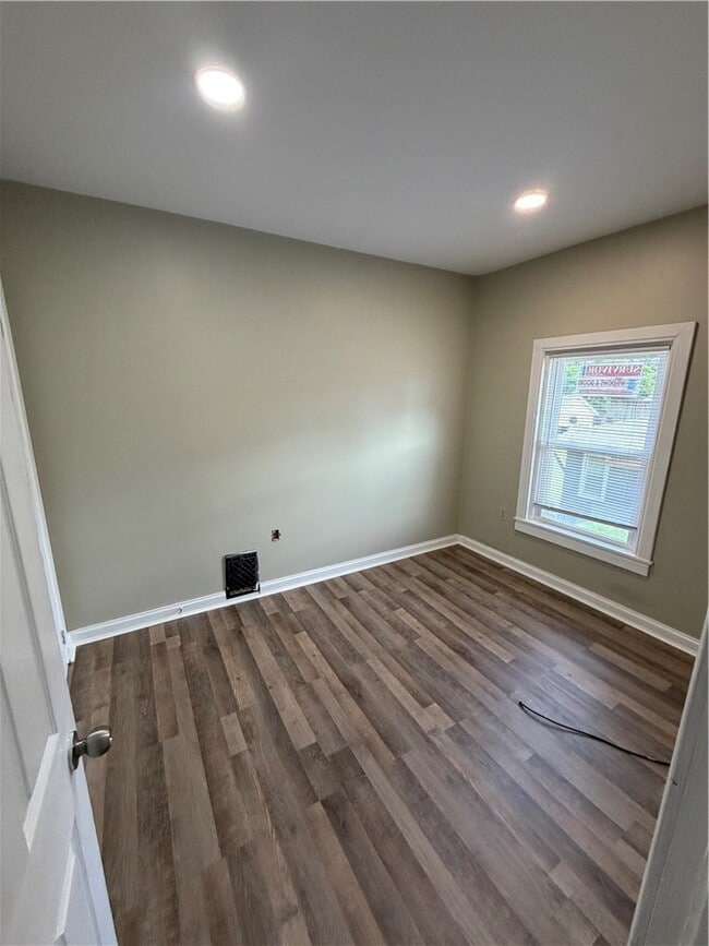 Photo - 470 W 1st St