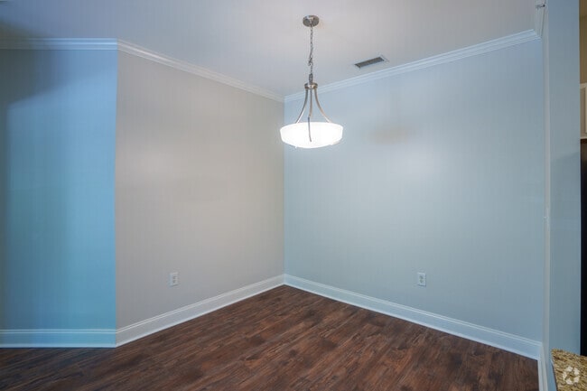 2BR, 2BA - 1043SF - Dining Room