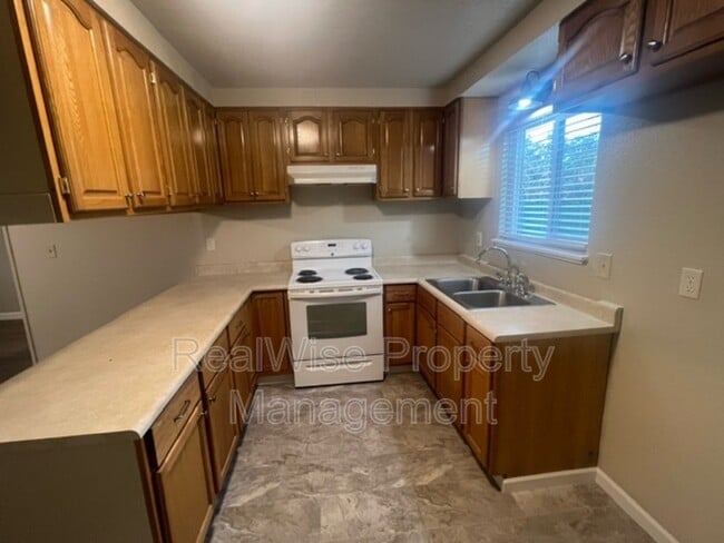 Photo - 723 SW Bridge St