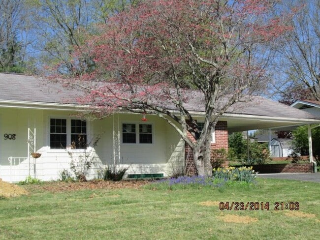 Building Photo - 3 Bedroom 2.5 half Bath Duplex Rental