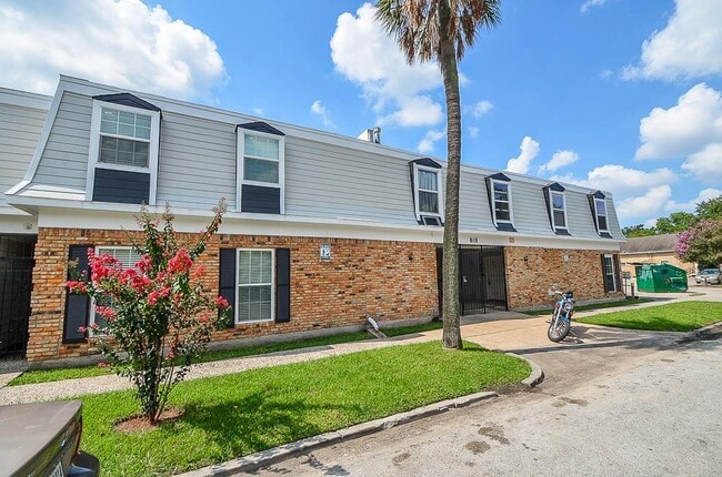 Building Photo - 1423 Hawthorne St Unit 15