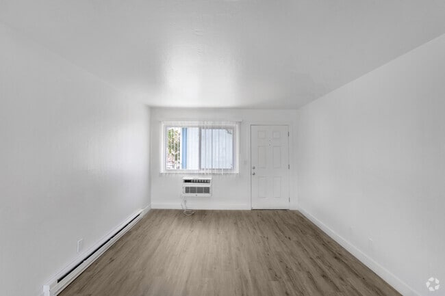 1BR, 1BA - 710SF - Living Room