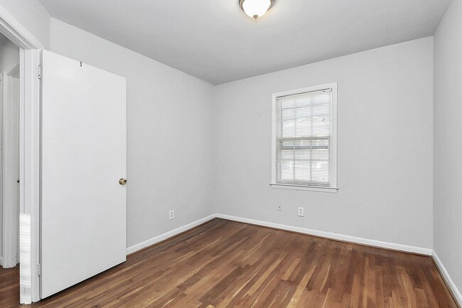 Photo - Lovely Two Bedroom Apartment Near Cotswold!