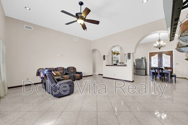 Photo - 825 Carpintero St