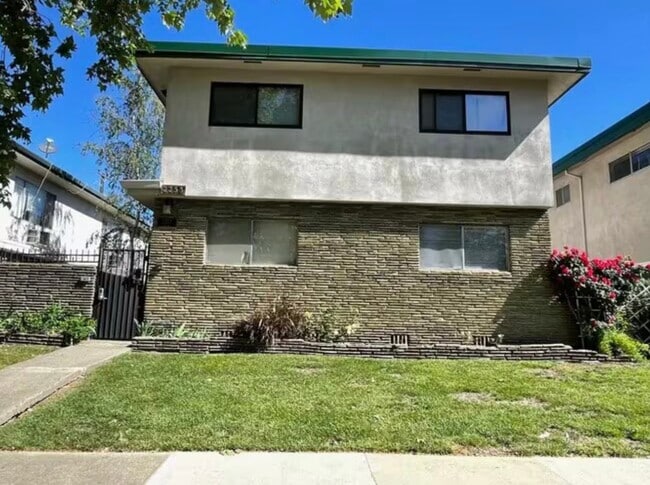 Photo - 2253 2nd Ave