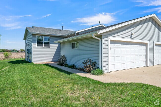Building Photo - 3013 Zenith Ave Rental