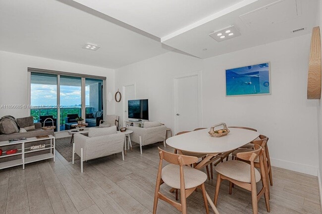 Building Photo - 2301 Collins Ave Unit PH21