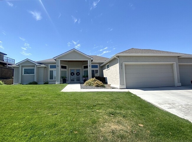 Elegant home in the Heights at Canyon Lakes - Elegant home in the Heights at Canyon Lakes