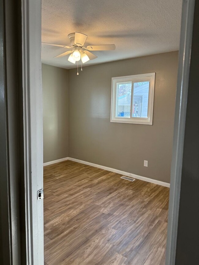 Photo - 4br 2bth large sun room and big fenced in backyard