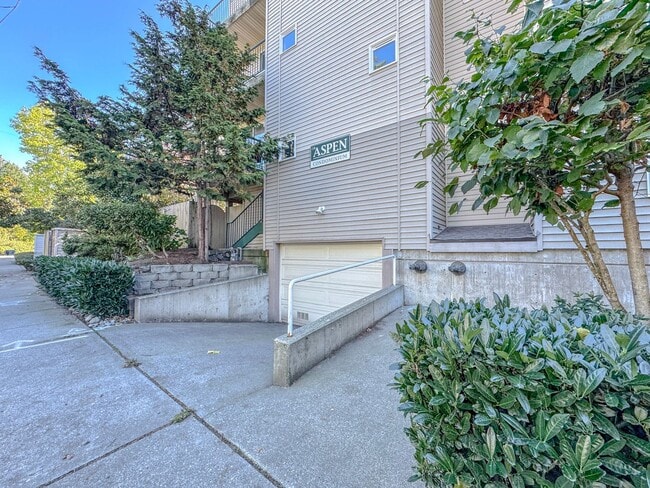 Building Photo - Top Floor Northgate 2 bed/2 bath Condo, $2... Unit 403
