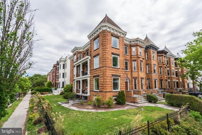 Building Photo - 1249 Kenyon St NW Unit 2 Rental