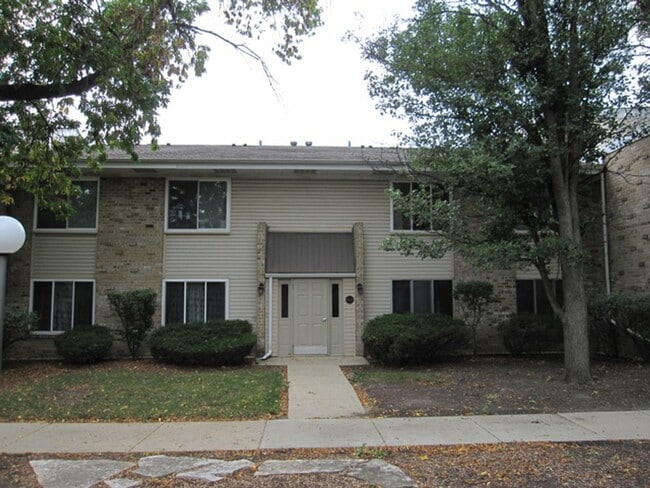 Building Photo - Spacious 2 Bedroom