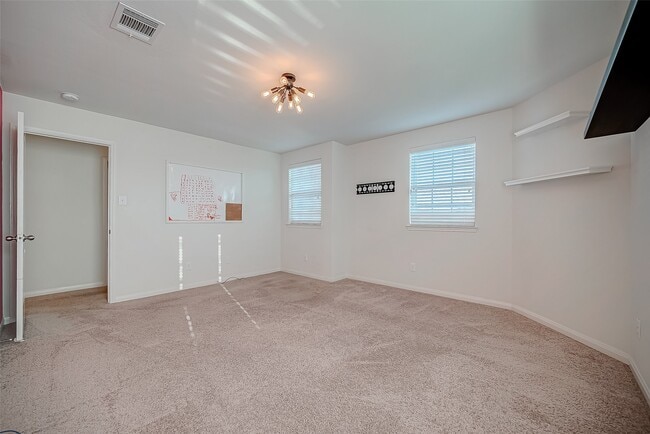 Photo - 346 Apache Field Ln