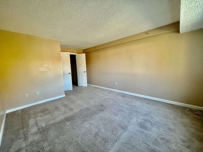 1 BED/1 BATH TOP FLOOR CONDO UNIT HEAT/HW INCLUDED