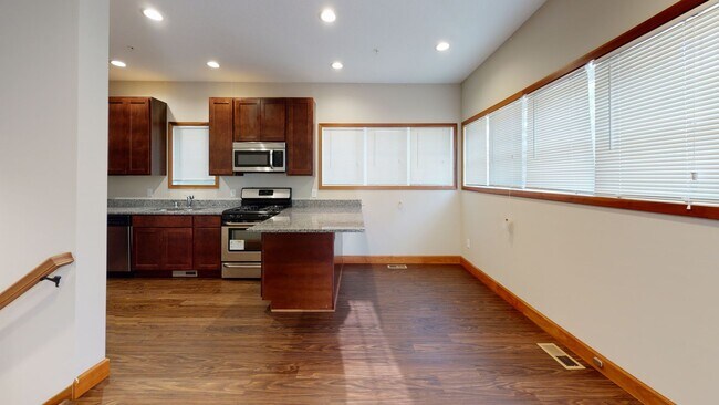 Building Photo - 1208 Como Ave SE Unit #3 Rental