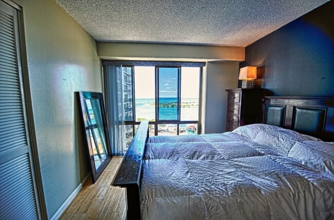 Owner's Suite Bedroom Ocean View - 225 Queen St Unit 24B