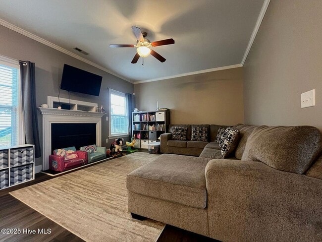 Photo - 582 Century Dr