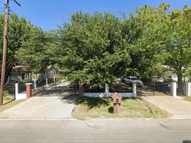 Building Photo - For Rent Charming 2 Bed, 1 Bath Home