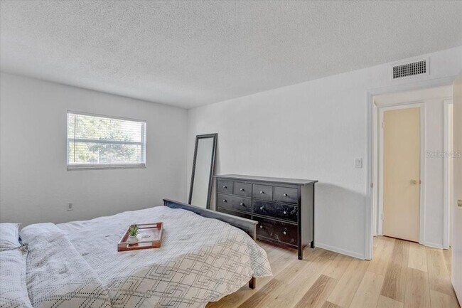 Photo - 350 79th Ave N Unidad 204