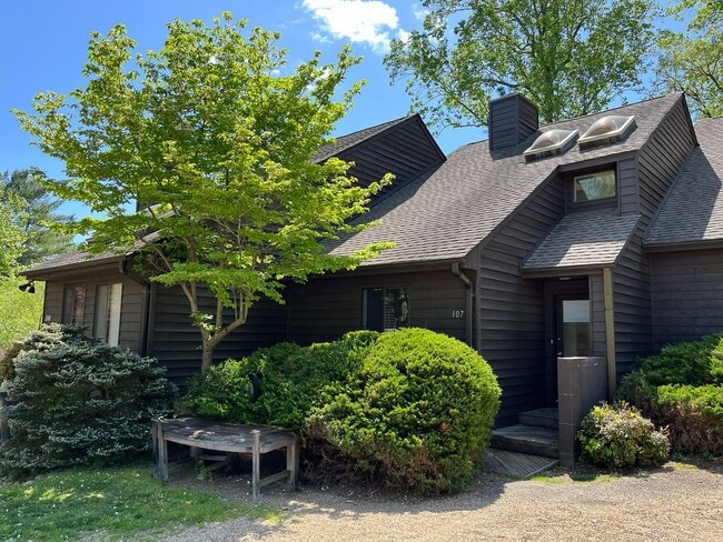 Building Photo - 2BD/2BA Townhouse - Stonefield & Alb. High...