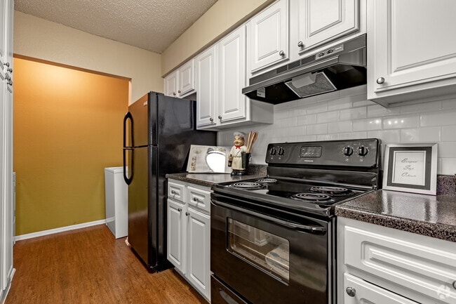 1BR, 1BA - 696SF - Kitchen